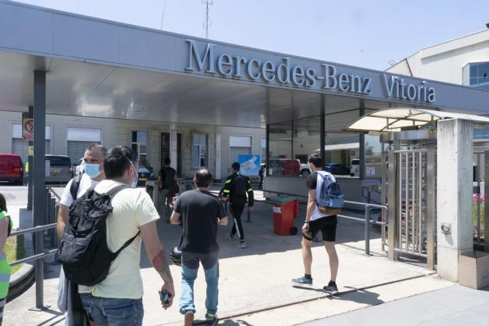 Entrada de trabajadores a la planta de Mercedes