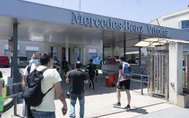 Entrada de trabajadores a la planta de Mercedes Entrada de trabajadores a la planta de Mercedes