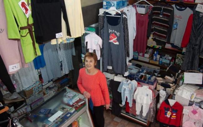 Ana, en la Mercería Mari Pepa de Aranbizkarra