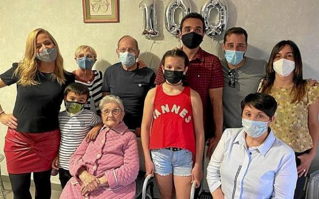 Felicia Gutiérrez, con algunos de sus familiares. Foto: N.G.