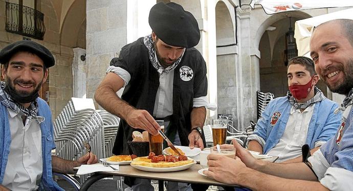 Miles de vitorianos y turistas se congregaron en la Virgen Blanca para celebrar un 5 de agosto con restricciones, pero con el mismo espíritu que ha acompañado a la festividad en años anteriores, principalmente desde bares para aguantar el calor de ayer.Fo