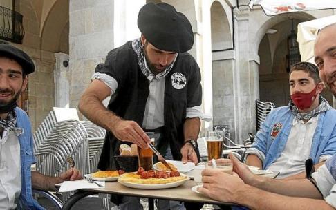 Miles de vitorianos y turistas se congregaron en la Virgen Blanca para celebrar un 5 de agosto con restricciones, pero con el mismo espíritu que ha acompañado a la festividad en años anteriores, principalmente desde bares para aguantar el calor de ayer.Fo