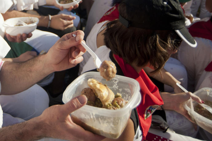 Imagen de archivo de un grupo comiendo en la plaza de Toros