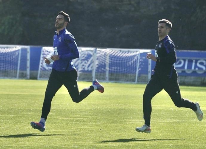 Mikel Merino, realizando ayer ejercicios con un preparador físico en las instalaciones realistas.