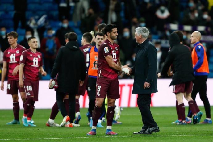 Mikel Merino felicita a Carlo Ancelotti por el triunfo del pasado sábado.