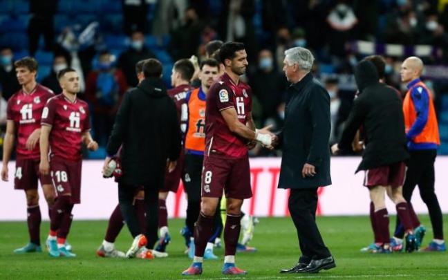 Mikel Merino felicita a Carlo Ancelotti por el triunfo del pasado sábado.