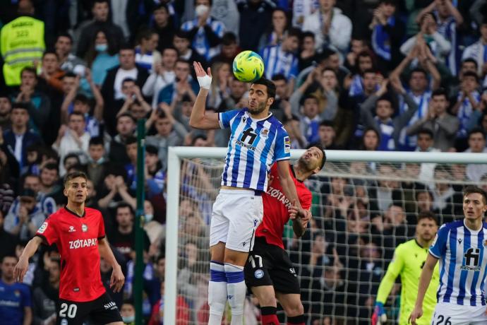 Mikel Merino pugna por un balón aéreo con Édgar.