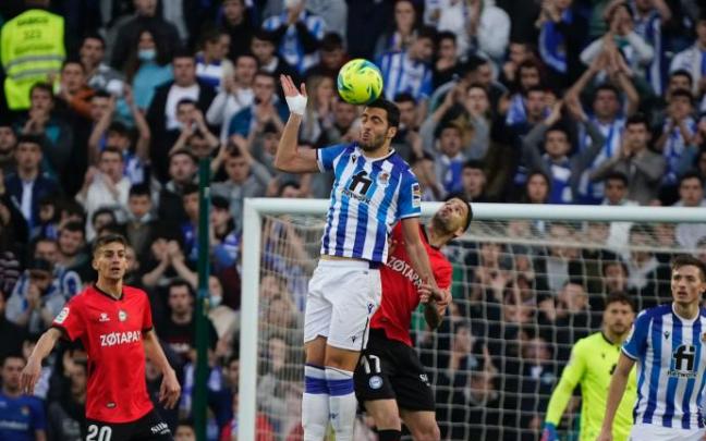 Mikel Merino pugna por un balón aéreo con Édgar.
