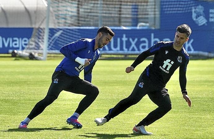 Mikel Merino se ejercita con un recuperador durante un entrenamiento en Zubieta.