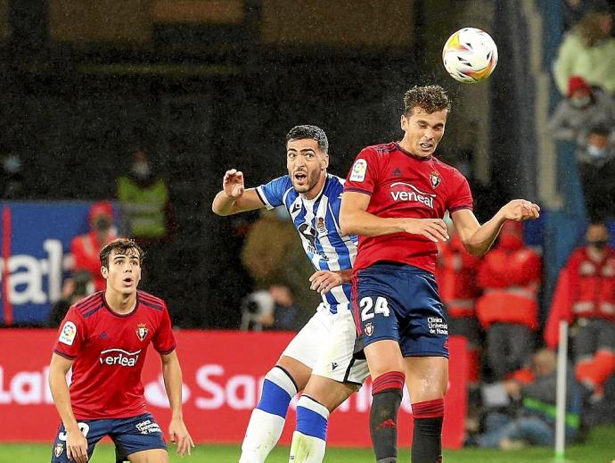 Lucas Torró se impone a Mikel Merino en la disputa por un balón en presencia de Manu Sánchez.