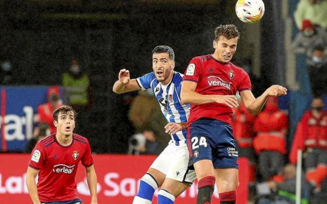 Lucas Torró se impone a Mikel Merino en la disputa por un balón en presencia de Manu Sánchez.
