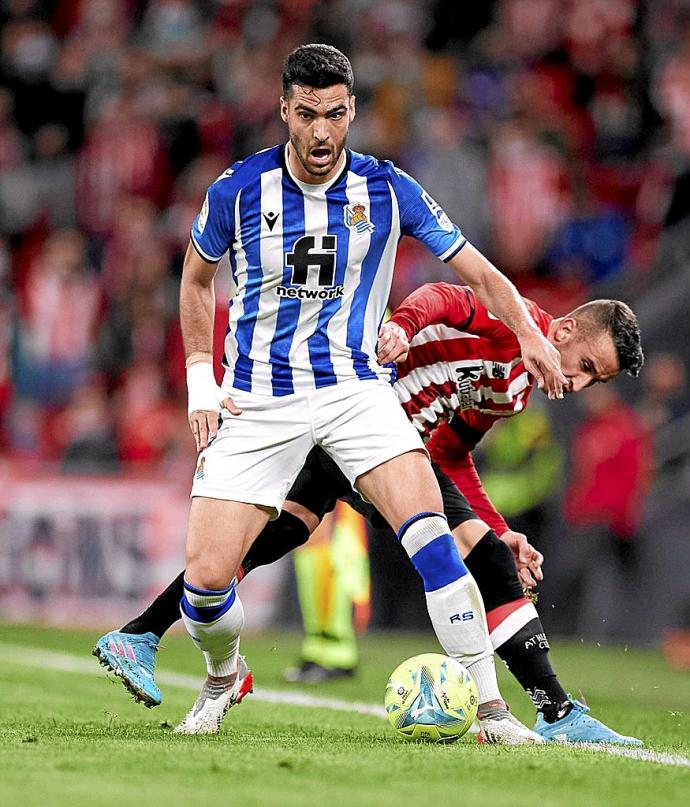 Mikel Merino se protege de Berenguer en el derbi disputado en San Mamés. Foto: Europa Press