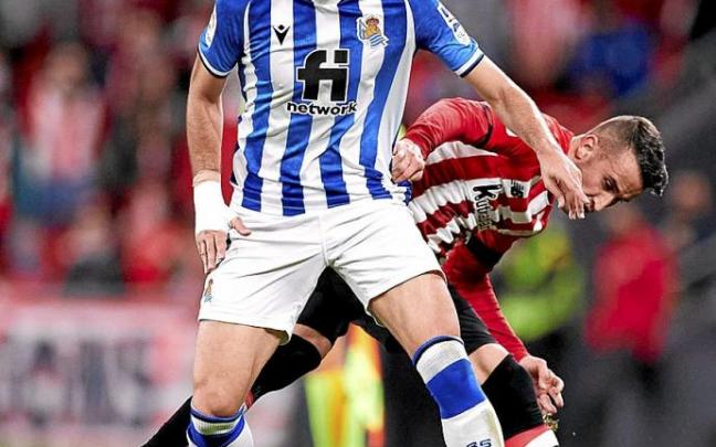 Mikel Merino se protege de Berenguer en el derbi disputado en San Mamés. Foto: Europa Press