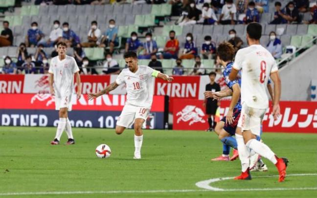 Mikel Merino (de espaldas) asiste este sábado a un pase de Dani Ceballos.