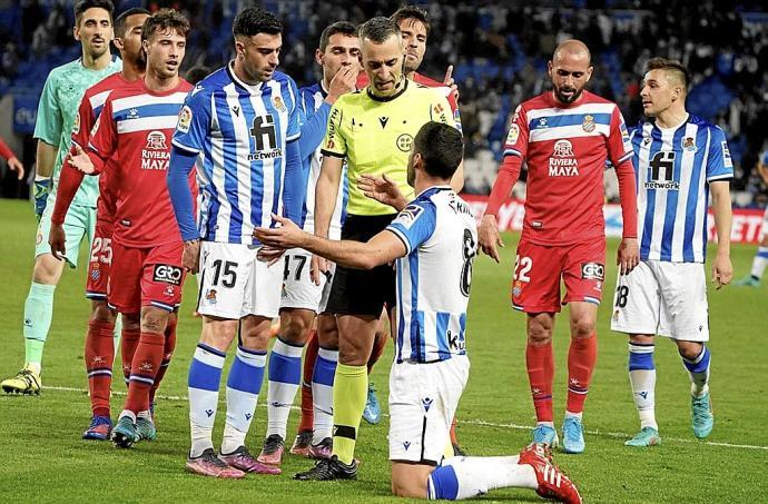 Jaime Latre se interesa por el estado de Mikel Merino tras la entrada de Calero que supuso el penalti.