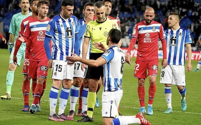Jaime Latre se interesa por el estado de Mikel Merino tras la entrada de Calero que supuso el penalti.