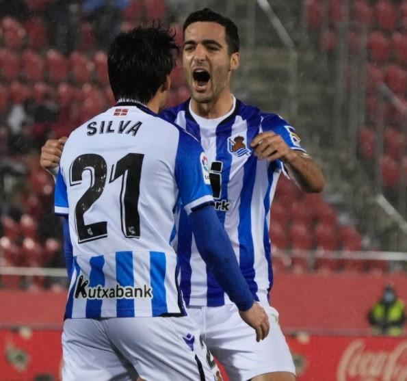 Merino y Silva celebran uno de sus goles ayer.