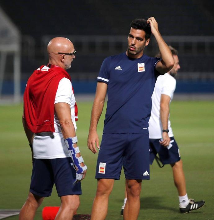 Mikel Merino dialoga con el seleccionador Luis de la Fuente