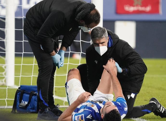 Mikel Merino es atendido sobre el verde del Sadar