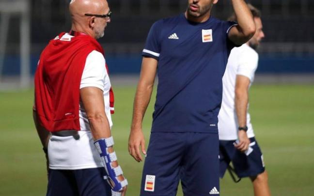 Mikel Merino dialoga con el seleccionador Luis de la Fuente