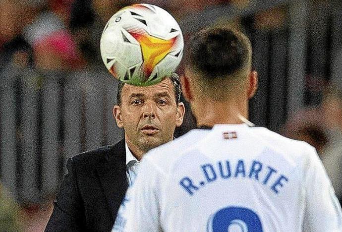 Calleja entrega el balón a Duarte, durante el choque del Camp Nou.