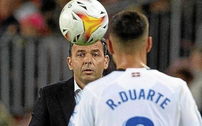 Calleja entrega el balón a Duarte, durante el choque del Camp Nou.