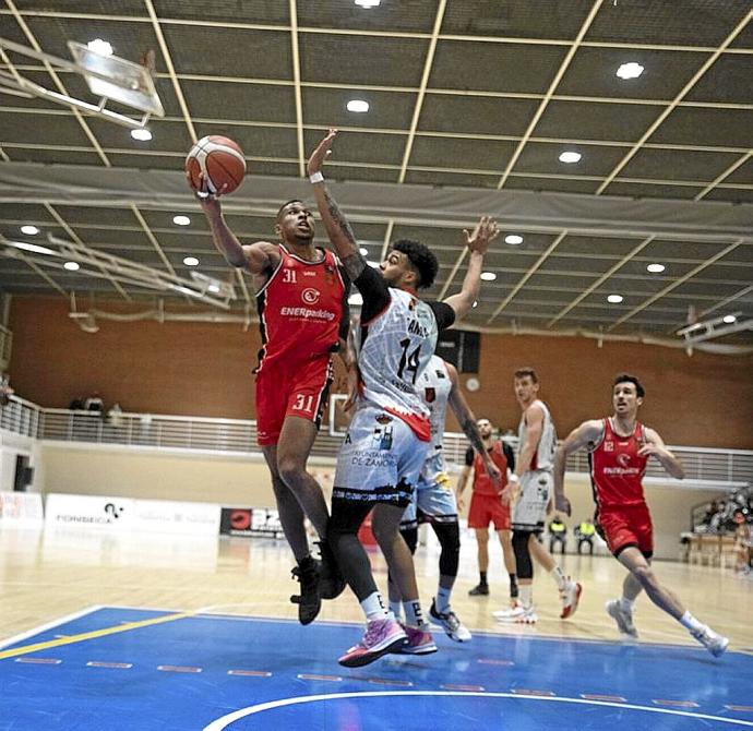 Ugochukwu entra a canasta en el último partido en casa. Foto: Unai Beroiz
