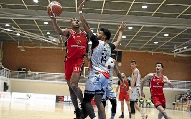 Ugochukwu entra a canasta en el último partido en casa. Foto: Unai Beroiz