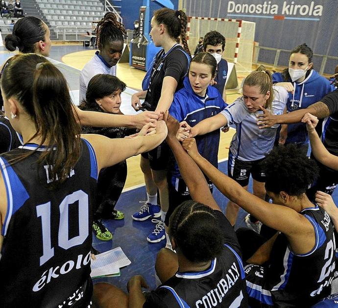 Las jugadoras del IDK hacen una piña junto a su entrenadora Azu Muguruza. Foto: Iker Azurmendi