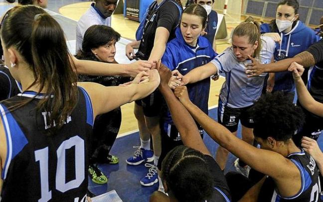 Las jugadoras del IDK hacen una piña junto a su entrenadora Azu Muguruza. Foto: Iker Azurmendi
