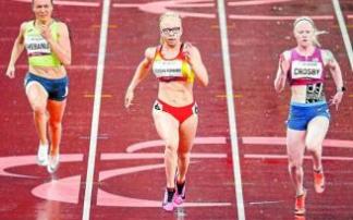 Adiaratou Iglesias corre para adjudicarse en oro en los 100 metros. Foto: Efe Adiaratou Iglesias corre para adjudicarse en oro en los 100 metros. Foto: Efe