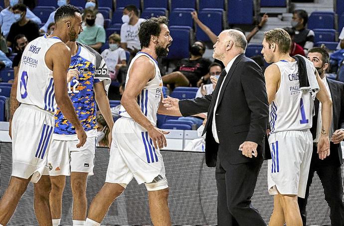 Laso se dispone a felicitar a Llull antes de un tiempo muerto. Foto: ACB Photo/S. Cañada