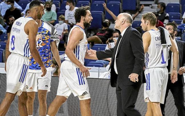 Laso se dispone a felicitar a Llull antes de un tiempo muerto. Foto: ACB Photo/S. Cañada