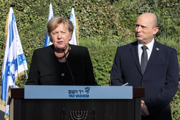 Angela Merkel junto al primer ministro israelí Naftalí Bennett