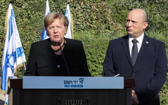 Angela Merkel junto al primer ministro israelí Naftalí Bennett Angela Merkel junto al primer ministro israelí Naftalí Bennett