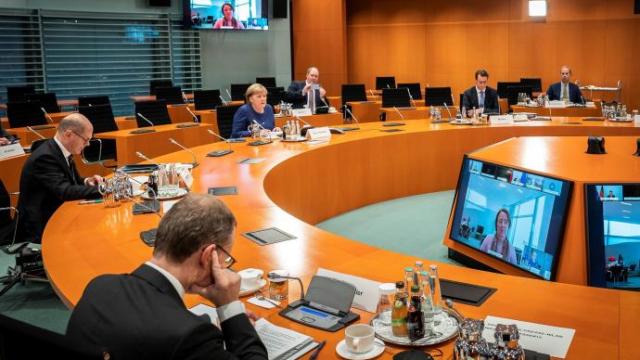 Angela Merkel durante la reunión con los presidentes de los landers en al que se han decidido las restricciones