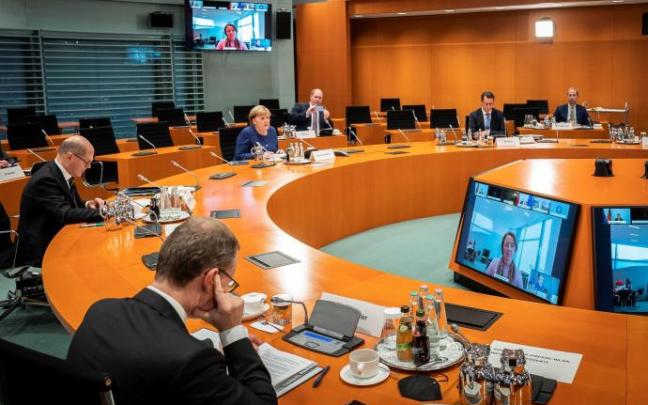 Angela Merkel durante la reunión con los presidentes de los landers en al que se han decidido las restricciones Angela Merkel durante la reunión con los presidentes de los landers en al que se han decidido las restricciones