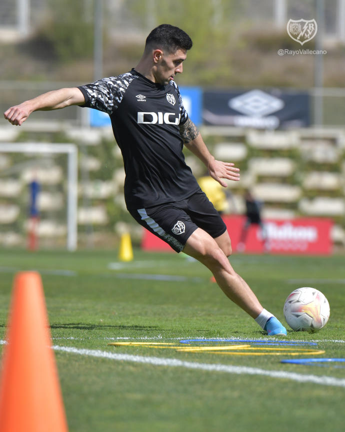 Martín Merquelanz golpea el balón en el entrenamiento del Rayo.