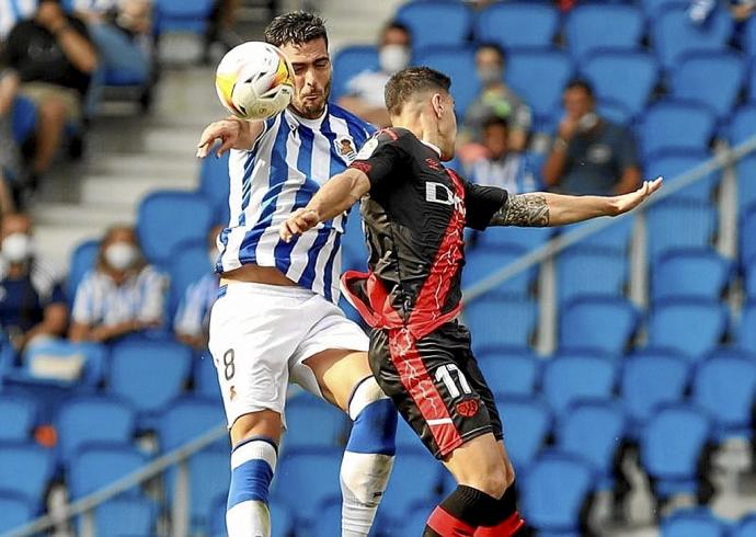 Mikel Merino pugna con Merquelanz por un balón aéreo. Foto: Ruben Plaza