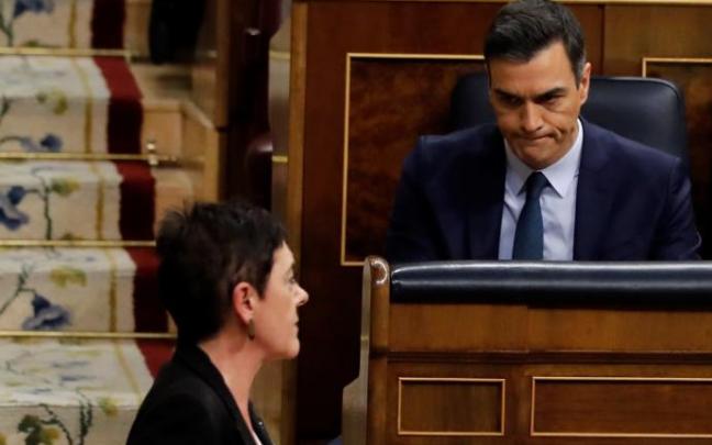 Mertxe Aizpurua en el Congreso junto a Pedro Sánchez Mertxe Aizpurua en el Congreso junto a Pedro Sánchez
