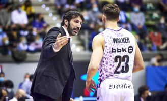 Álex Mumbrú da instrucciones a David Walker durante el reciente partido en Burgos.