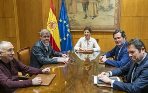 La ministra de Trabajo preside una reunión de la mesa de diálogo social
