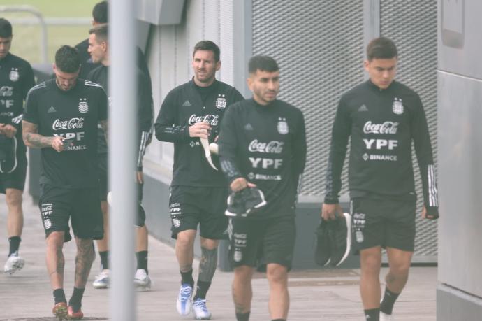 Messi, a su llegada a las instalaciones de Lezama junto a De Paul, Correa y Dybala.