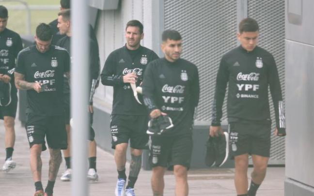 Messi, a su llegada a las instalaciones de Lezama junto a De Paul, Correa y Dybala.