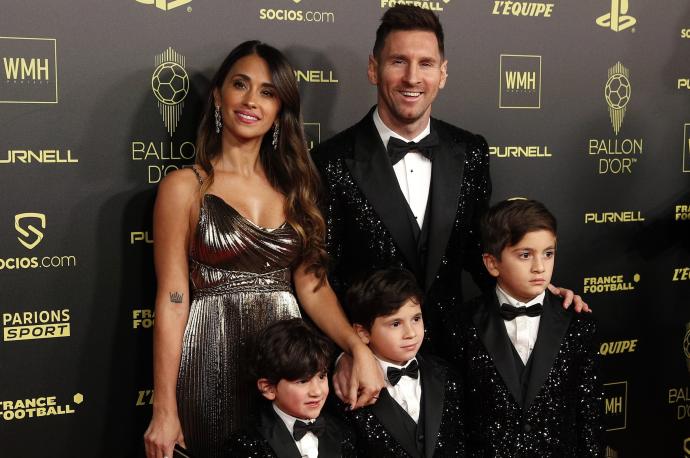 Messi posa con su mujer y sus hijos antes de la gala.