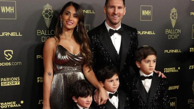 Messi posa con su mujer y sus hijos antes de la gala. Messi posa con su mujer y sus hijos antes de la gala.