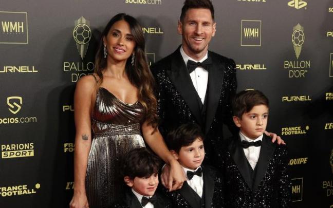 Messi posa con su mujer y sus hijos antes de la gala. Messi posa con su mujer y sus hijos antes de la gala.