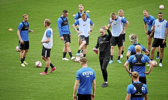 Los jugadores de la selección de Estonia, en el entrenamiento de ayer por la tarde en El Sadar.