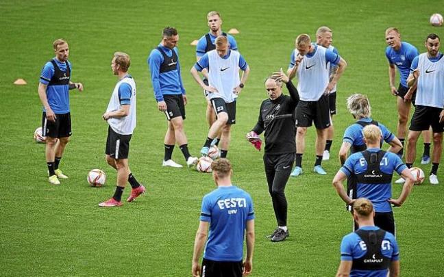 Los jugadores de la selección de Estonia, en el entrenamiento de ayer por la tarde en El Sadar. Los jugadores de la selección de Estonia, en el entrenamiento de ayer por la tarde en El Sadar.