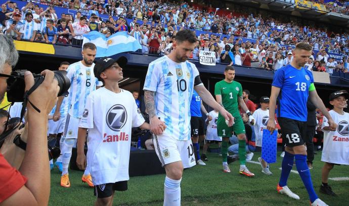 Messi salta al césped en El Sadar ante unas gradas abarrotadas y con un gran número de aficionados argentinos.